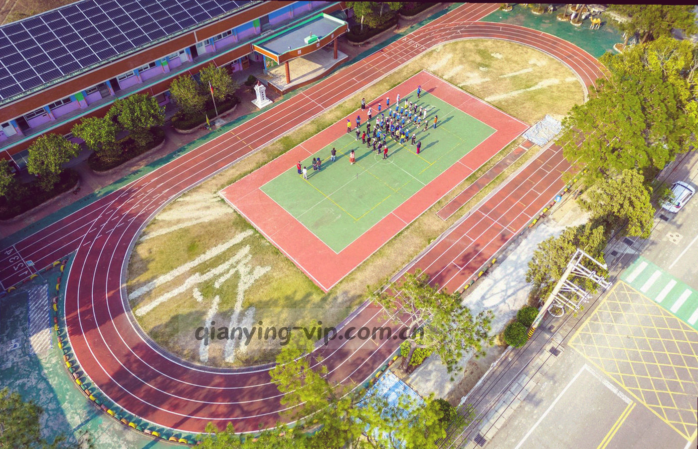 带速度线的运动员剪影，一条橙色光带横向穿过画面
